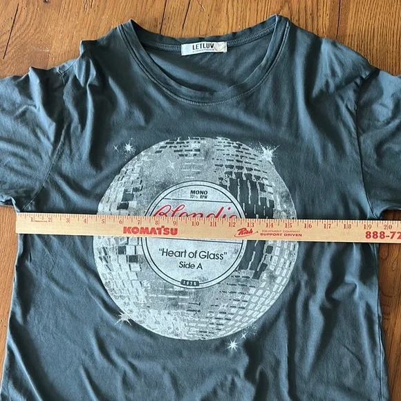 Anthropologie LetLuv Blondie Heart of Glass Graphic Tee Size Medium - Picture 5 of 7
